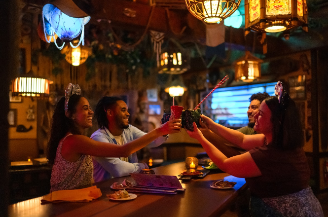 Polynesian_guests_enjoying_drinks